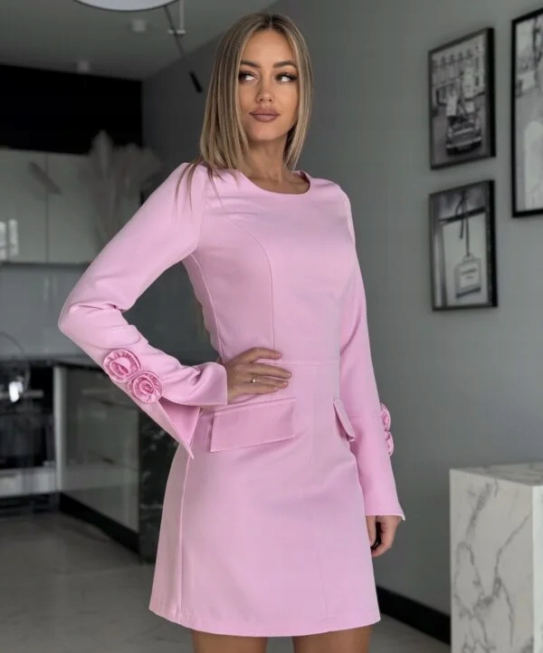 Elegancka Sukienka z Kwiatem 3D przy Rękawie Różowa - obrazek 2
