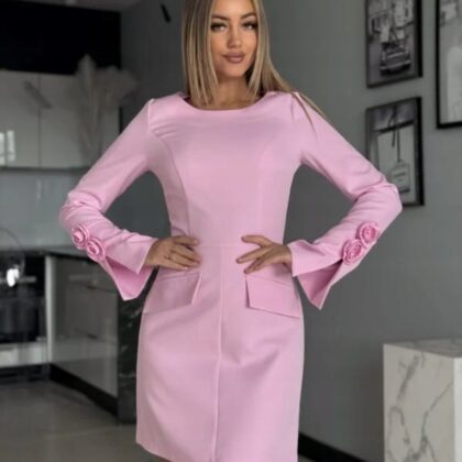 Elegancka Sukienka z Kwiatem 3D przy Rękawie Różowa