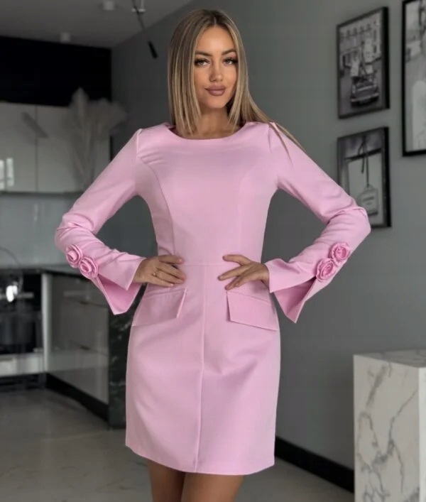 Elegancka Sukienka z Kwiatem 3D przy Rękawie Różowa