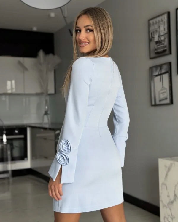 Elegancka Sukienka z Kwiatem 3D przy Rękawie Błękitna - obrazek 4