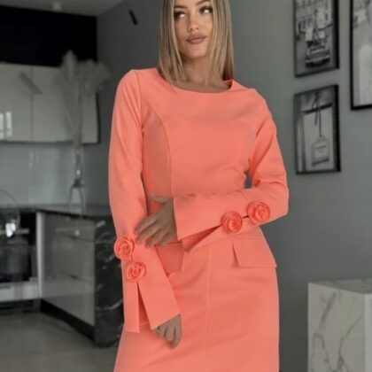 Elegancka Sukienka z Kwiatem 3D przy Rękawie Morelowa