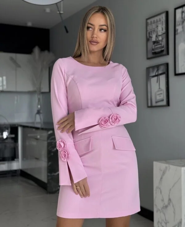 Elegancka Sukienka z Kwiatem 3D przy Rękawie Różowa - obrazek 4