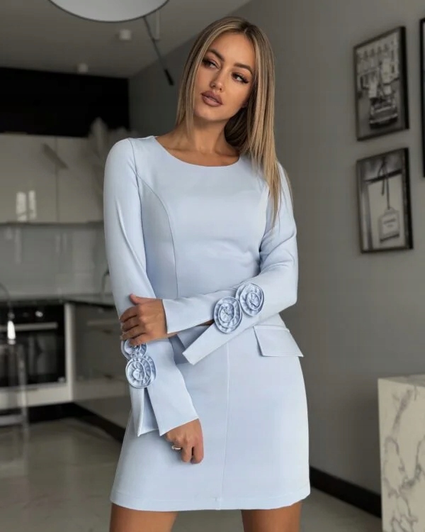 Elegancka Sukienka z Kwiatem 3D przy Rękawie Błękitna - obrazek 3