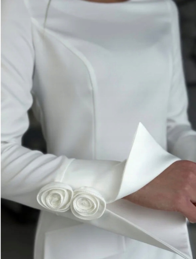 Elegancka Sukienka z Kwiatem 3D przy Rękawie Biała - obrazek 4
