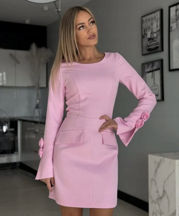 Elegancka Sukienka z Kwiatem 3D przy Rękawie Różowa - obrazek 3