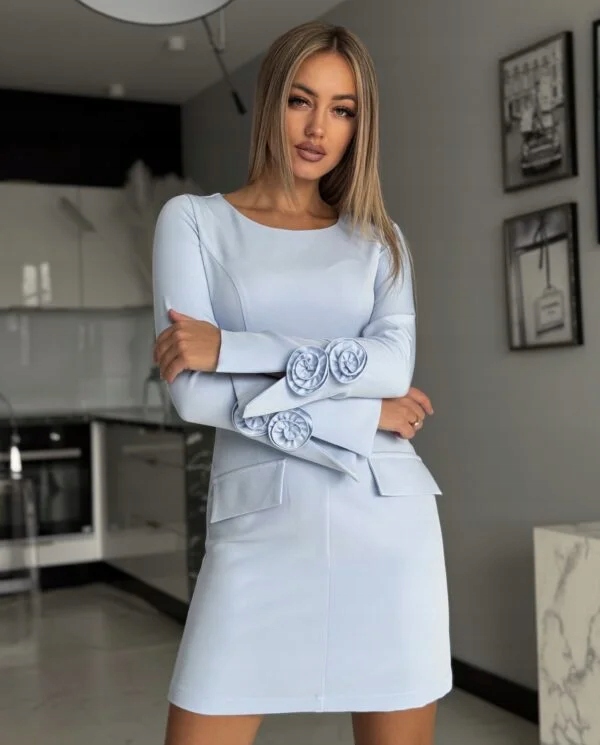 Elegancka Sukienka z Kwiatem 3D przy Rękawie Błękitna - obrazek 2